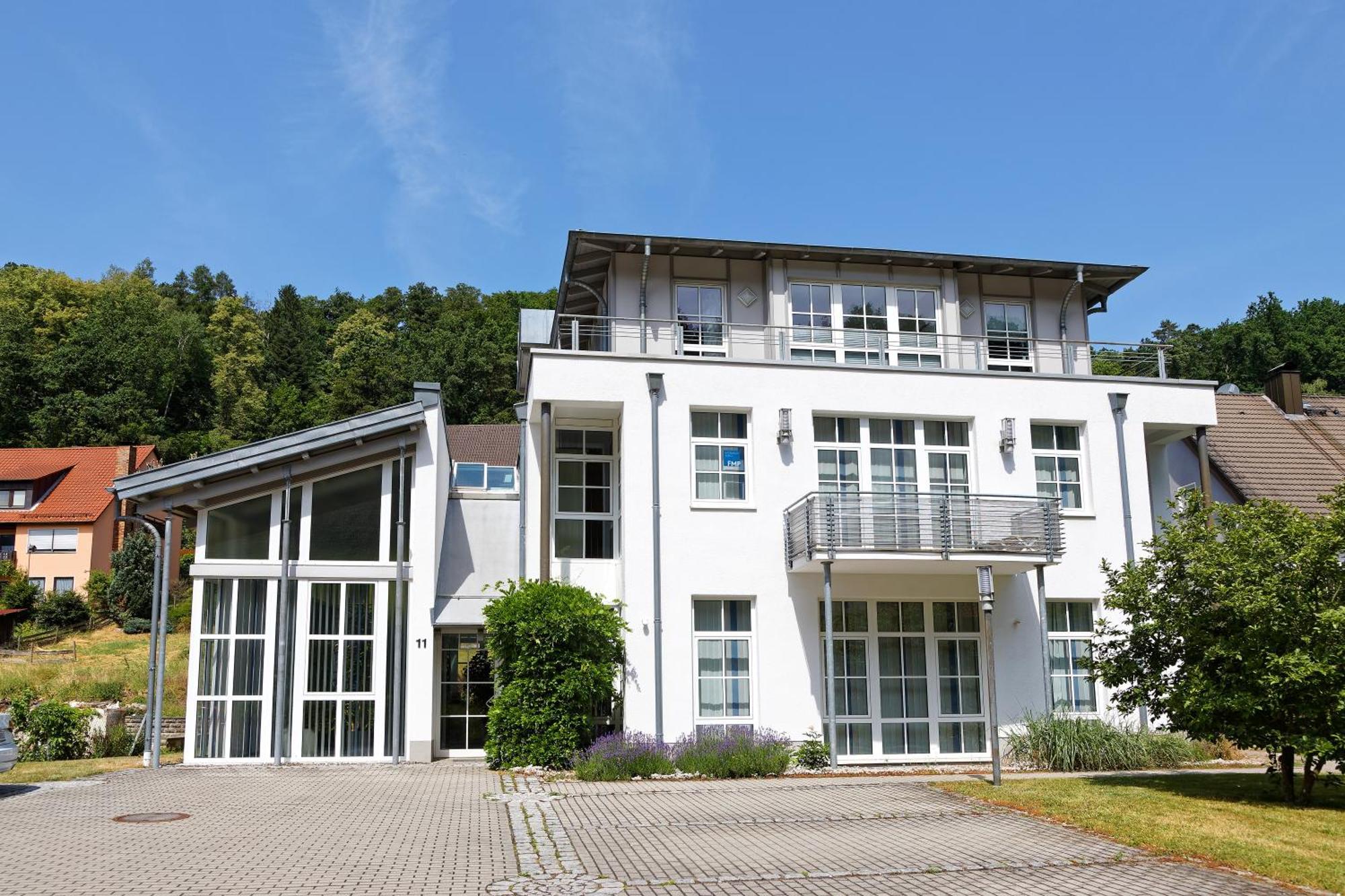 Grosszuegiges Helles Penthouse -Komplette Etage- Mit Balkon Und Stellplatz In Ruhiger Lage Kulmbach Extérieur photo